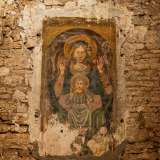 Sulle pareti in pietra viva che hanno ormai perso quasi del tutto gli ornamenti originari, riusciamo per� ad ammirare un colorato affresco della Panaghia Platytera (Madonna del segno) databile tra il XV e il XVII secolo...